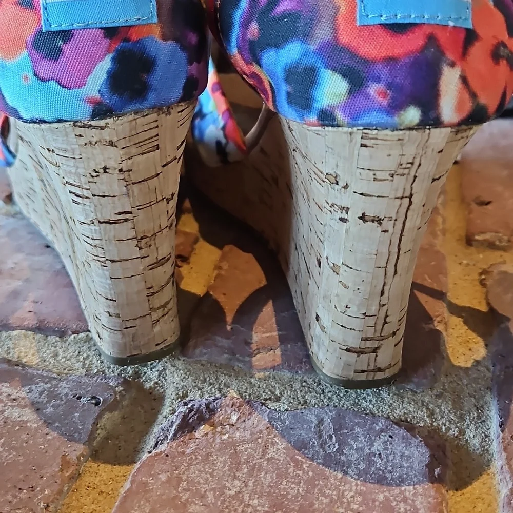 NWOB Toms Espadrille Wedge Size 11 Floral